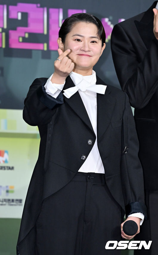 [OSEN=민경훈 기자] 16일 오후 서울 잠실 실내체육관에서 ‘2022 KBS 가요대축제:Y2K’ 레드카펫 행사가 진행됐다.MC 김신영이 무대 위에서 포즈를 취하고 있다. 2022.12.16 /rumi@osen.co.kr