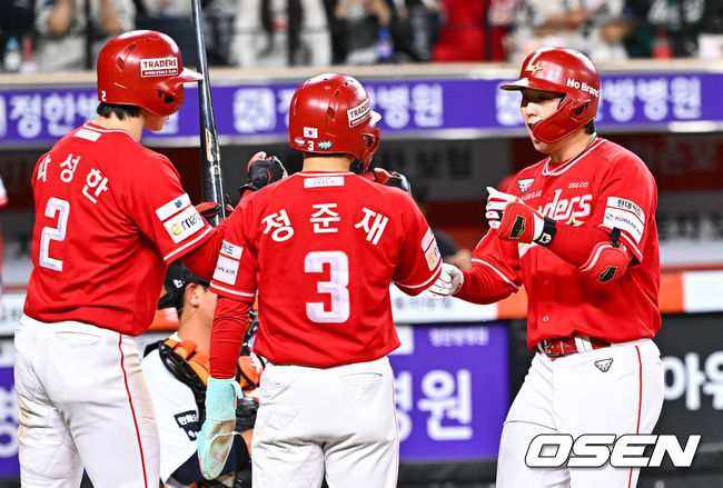 [OSEN=대전, 박준형 기자] 30일 오후 대전 한화생명볼파크에서 2026 신한 SOL KBO리그 한화 이글스와 SSG 랜더스의 경기가 진행됐다. 이날 경기 한화는 류현진을, SSG는 김건우를 선발투수로 내세웠다.8회초 2사 1,2루 SSG 최정이 3점 홈런을 날린뒤 동료들의 축하 받으며 홈을 밟고 있다.     2026.04.30 / soul1014@osen.co.kr