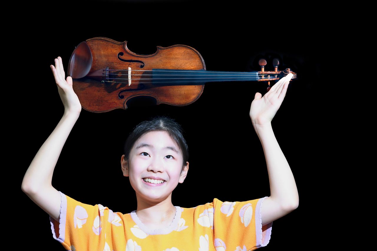 바이올리니스트 김연아가 자신이 이름을 지어준 악기 ‘사랑이’를 든 채 웃고 있다. 연아는 “올해 키가 크며 풀 사이즈 바이올린을 켤 수 있게 됐다”고 했다. 권혁재 사진전문기자
