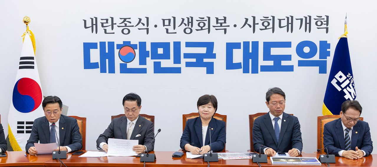 윤석열 정치검찰 조작기소 국정조사특위에 참가했던 민주당과 조국혁신당 의원들이 30일 국회에서 기자간담회를 열고 있다. [연합뉴스]