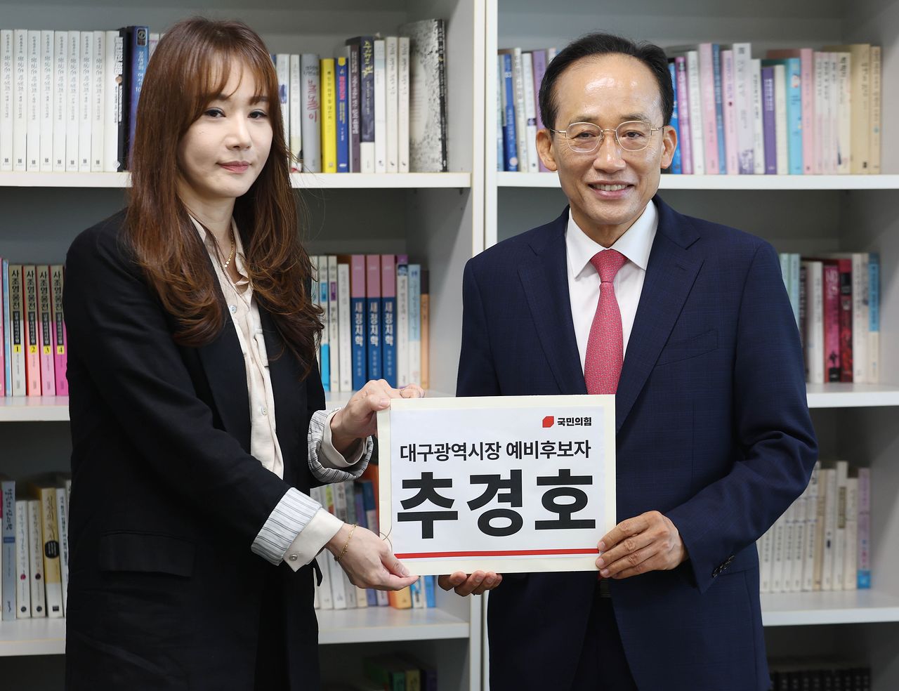 국민의힘 추경호 대구시장 예비후보가 30일 오전 대구 서구 대구광역시선거관리위원회에서 예비후보 등록을 하고 있다. 연합뉴스