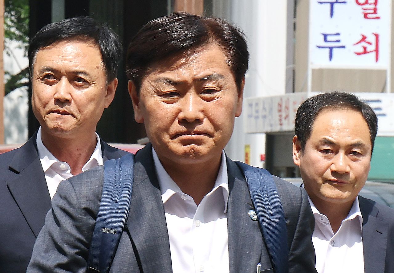 김관영 전북특별자치도지사가 30일 12·3 비상계엄 당시 '전북도청 폐쇄 의혹'과 관련해 피의자 조사를 받기 위해 경기 과천 2차 종합특검 사무실로 출석하고 있다.뉴스1