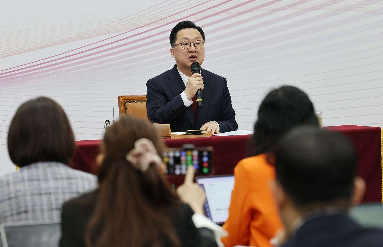 이장우 대전시장이 30일 시청 브리핑룸에서 언론인과 대담하고 있다. 뉴스1