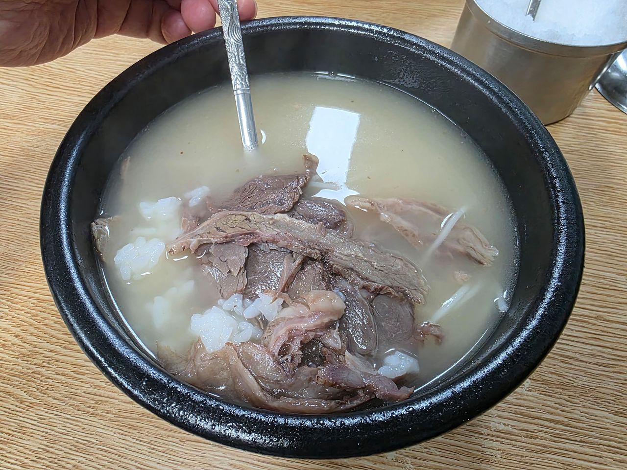 서울의 대표적인 국물, 설렁탕. 뽀얗고 흰 국물이 특징이다. 송원섭 기자