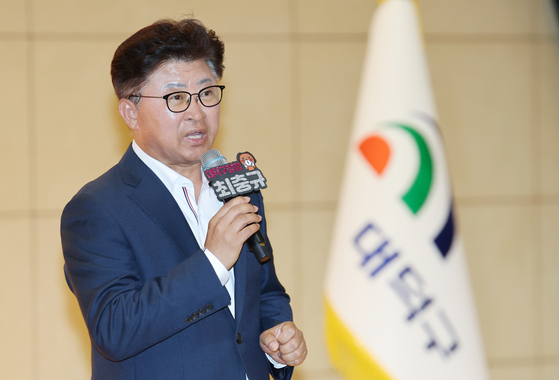 최충규 대전 대덕구청장이 대덕구 한남대에서 열린 '이장우 시장과의 만남'에서 인사말을 하고 있다. 뉴스1