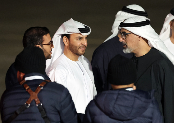경주 APEC 정상회의 참석을 위해 방한한 칼리드 빈 모하메드 알 나흐얀 UAE 아부다비 왕세자가 2025년 10월 30일 부산 김해국제공항에 도착하고 있다. 연합뉴스