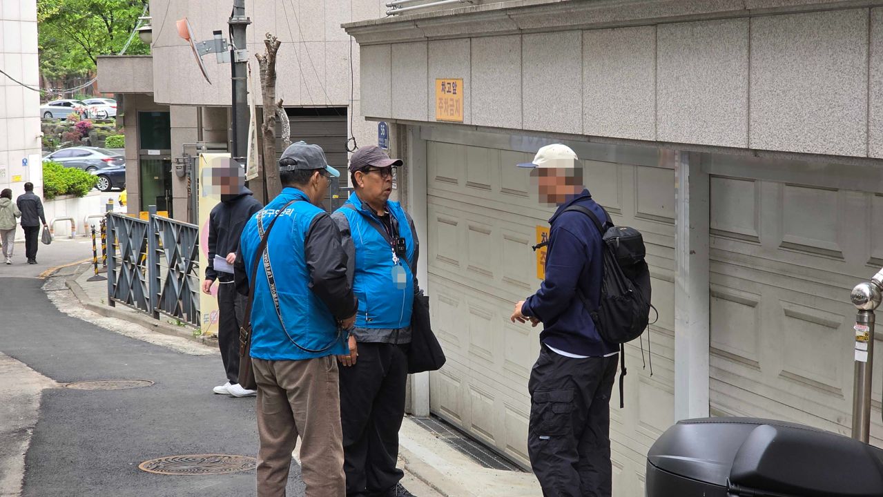 서울 내 구청 소속 단속원들이 금연구역에서 담배를 피운 시민에게 과태를 부과하고 있다. 김창용 기자