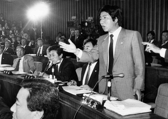 1988년 국회 5공특위 일해재단 청문회에서 당시 민주당 노무현 의원이 질문하고 있다. 중앙포토