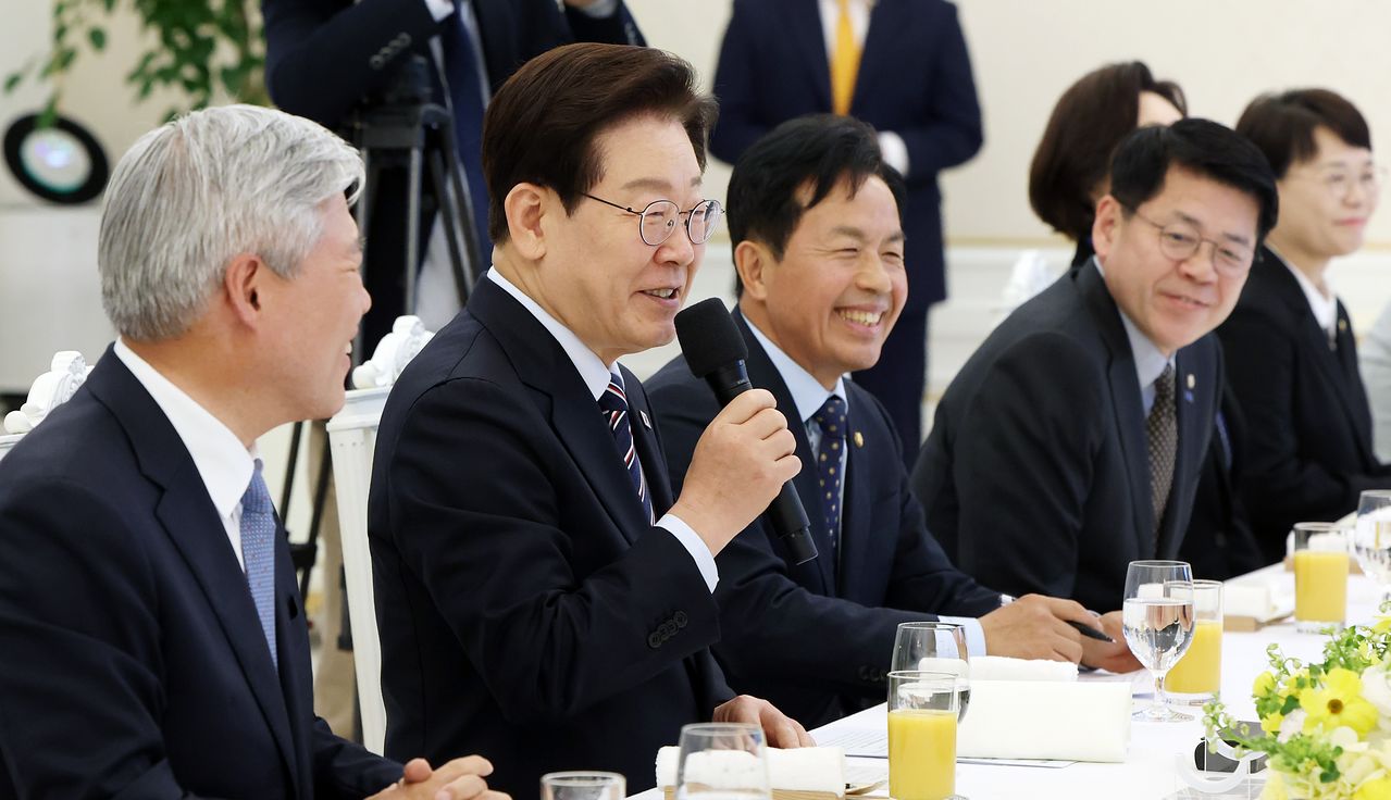 이재명 대통령이 29일 청와대 본관에서 열린 비교섭단체 및 무소속 국회의원 초청 오찬간담회에서 발언하고 있다. 이날 간담회에는 조국혁신당, 진보당, 개혁신당, 기본소득당, 사회민주당 등 비교섭단체 5개 당과 무소속 의원 등 총 21명이 참석했다. 청와대사진기자단