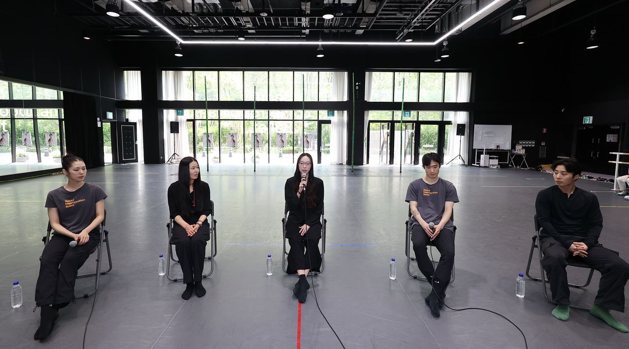 29일 서울 이촌동 노들섬 서울시발레단 스튜디오에서 열린 창작 발레 ‘인 더 밤부 포레스트(In The Bamboo Forest)’ 기자간담회에서 강효형(가운데) 안무가가 작품에 대해 설명하고 있다. 연합뉴스