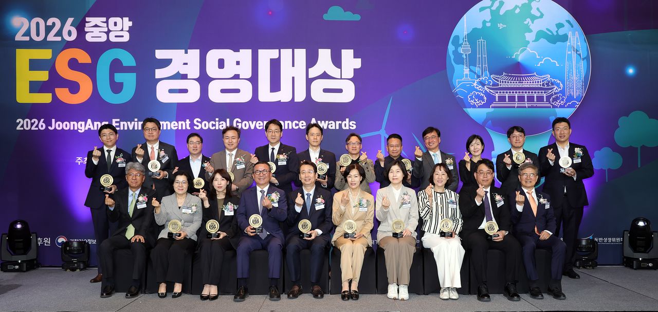 29일 서울 중구 더플라자 호텔 다이아몬드홀에서 열린 ‘2026 중앙 ESG 경영대상’ 시상식에서 수상자와 관계자들이 기념촬영을 하고 있다. 앞줄 왼쪽부터 신용호 중앙일보 광고사업총괄, 김경남 KB금융지주 전무, 한성희 현대모비스 상무, 김정훈 신한은행 브랜드홍보그룹 부행장, 이정우 KT 상무, 구자영 한국수자원공사 기획부문장, 윤미라 한국중부발전 재무경영처장, 강은정 인천국제공항공사 팀장, 김학선 한국해양진흥공사 홍보협력팀장, 김종대 심사위원장. 뒷줄 왼쪽부터 남정현 현대자동차 지속가능기획팀장, 배상하 우리금융지주 ESG경영부장, 이석중 서울주택도시개발공사 홍보실장, 문희찬 한국항공우주산업 안전실장, 박창률 한국전력공사 기획처장, 신동호 미래에셋증권 ESG&IR팀 이사, 남용우 LG생활건강 홍보부문장, 전제만 강원랜드 ESG상생본부장 직무대행, 김기호 HK이노엔 전략지원실 전무, 이은주 기아 지속가능경영팀장, 한승우 하나금융지주 ESG기획팀 부장, 안정재 삼성바이오로직스 지속가능경영팀장. 강정현 기자