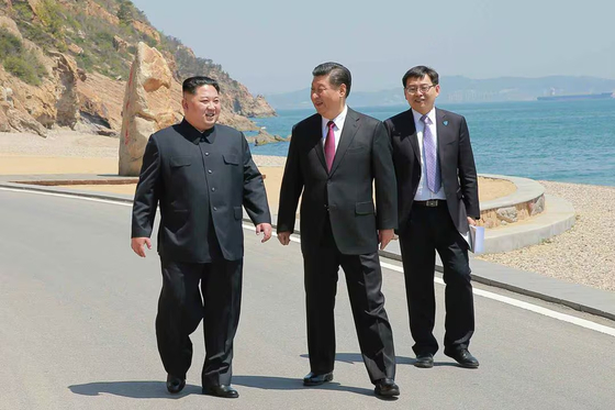 북·미 정상회담을 한 달 앞둔 2018년 5월 8일 중국을 방문한 북한 김정은 국무위원장이 다롄 방추이다오 해변에서 시진핑 국가주석과 산책하며 대화를 나누던 모습. 신화=연합뉴스