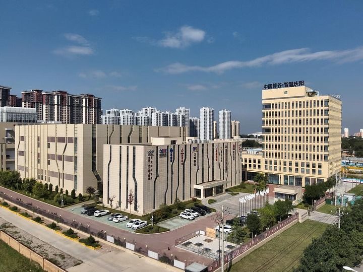 지난해 9월 14일 간쑤(甘肅)성 칭양(慶陽)시 '동수서산(東數西算, 중국 동부 지역의 데이터를 서부 지역에 가져와 처리)' 산업단지를 드론 사진에 담았다. 신화통신