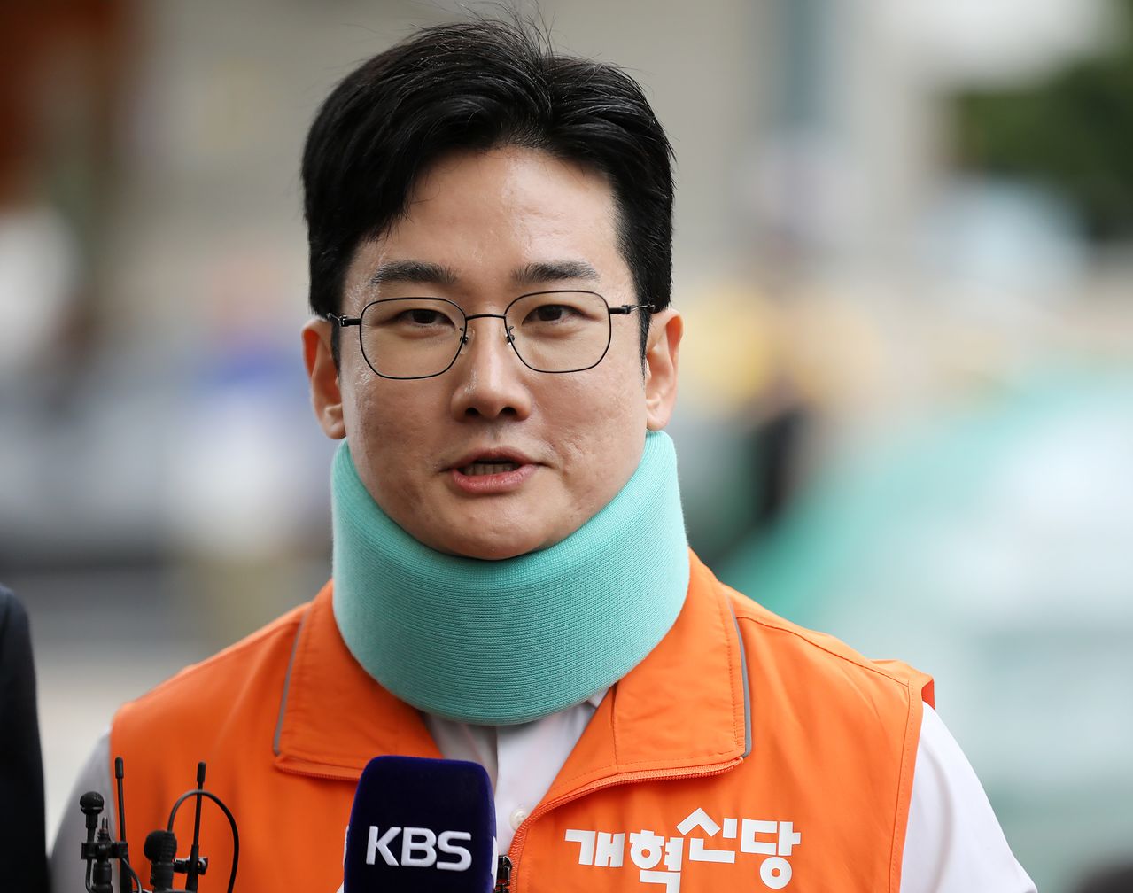 정이한 개혁신당 부산시장 후보가 29일 부산 북구 구포시장을 찾아 취재진 질문에 답하고 있다. 뉴스1