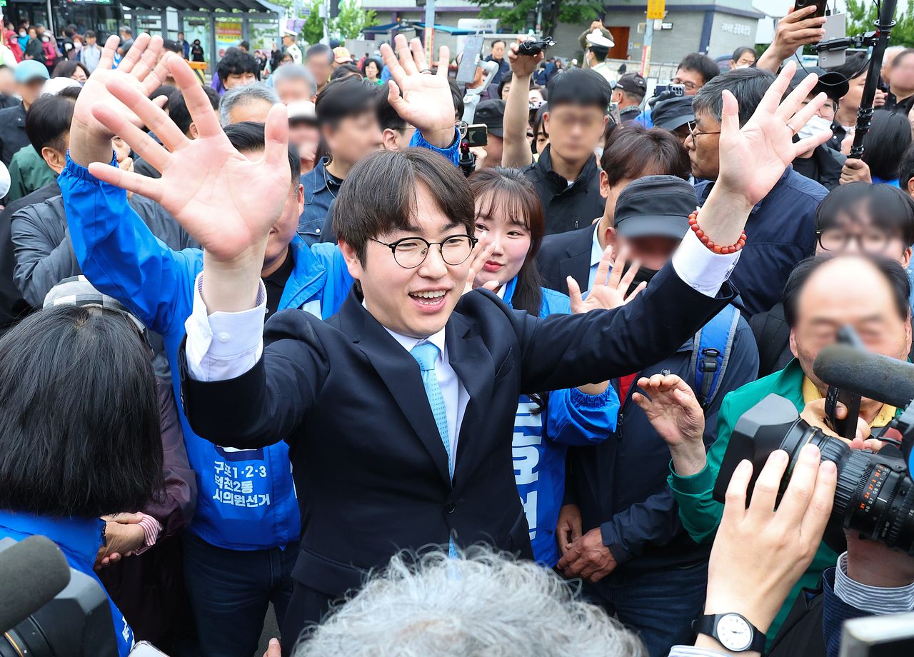 부산 북갑 국회의원 보궐선거 출마를 공식화 한 하정우 전 청와대 AI 미래기획수석이 29일 오후 부산 북구 구포시장을 찾아 상인들과 인사하고 있다. 연합뉴스 