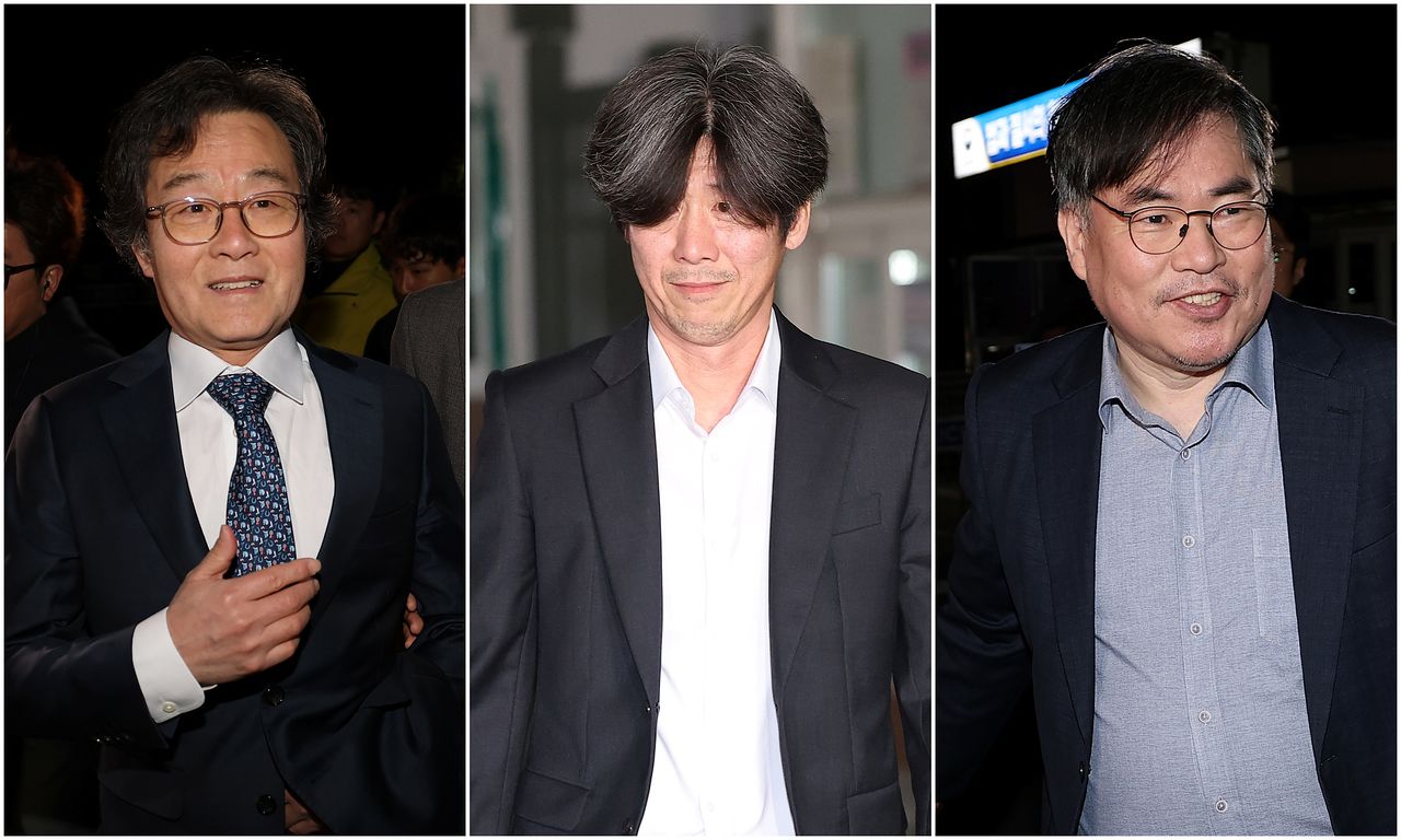 대장동 개발 비리 의혹으로 기소돼 1심에서 유죄 선고를 받은 민간업자들이 구속 기한 만료로 석방돼 30일 경기도 의왕시 서울구치소를 나서고 있다. 왼쪽부터 화천대유자산관리 대주주 김만배씨, 남욱 변호사, 유동규 전 성남도시개발공사 기획본부장. 연합뉴스