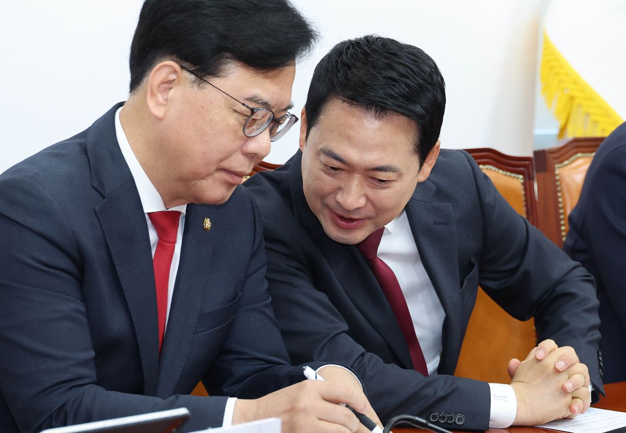 장동혁 국민의힘 대표(오른쪽)가 30일 국회에서 열린 최고위원회의에서 송언석 원내대표와 대화 하고 있다. 임현동 기자