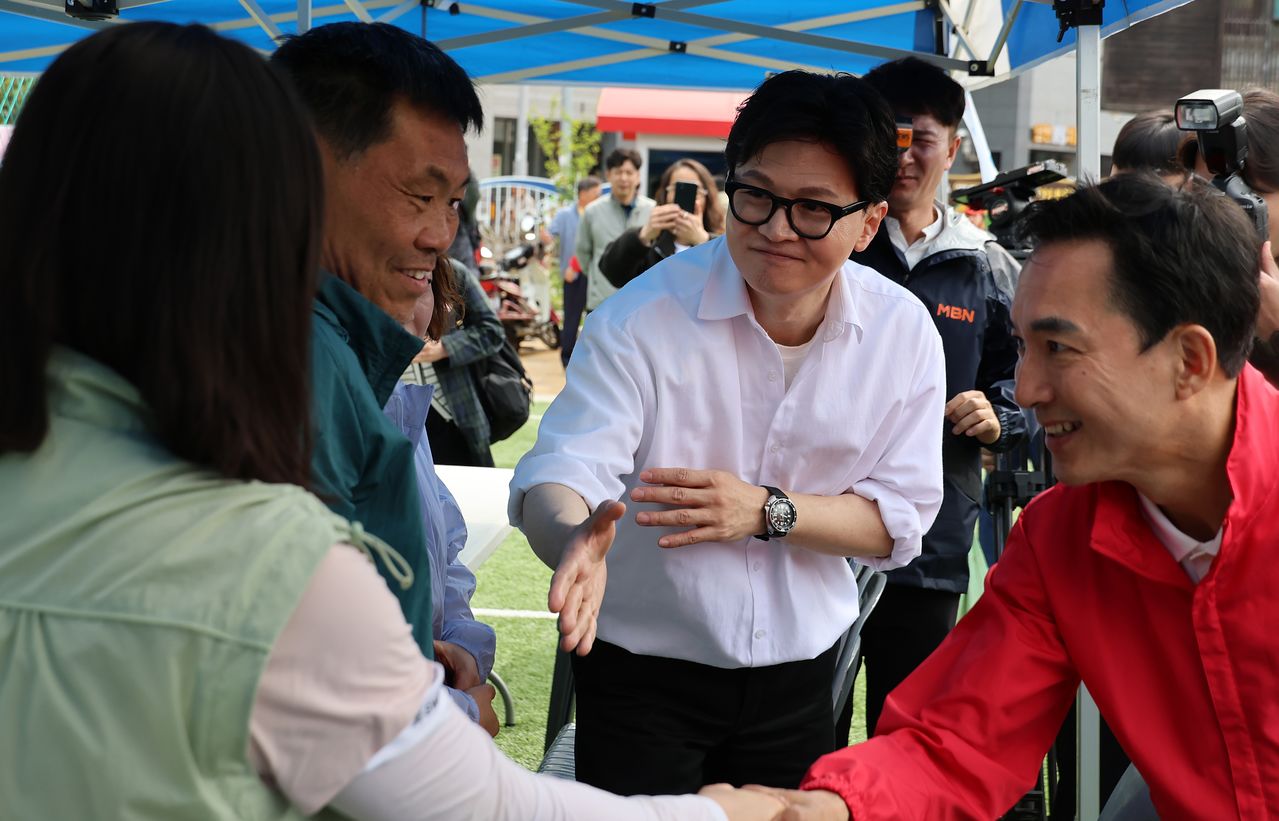 부산 북갑 국회의원 보궐선거에서 국민의힘 공천을 바라는 박민식 전 국가보훈부 장관과 무속소 출마를 공식화 한 한동훈 전 국민의힘 대표가 26일 부산 구포초에서 열린 동문회 운동회에서 주민에게 인사를 하고 있다. 연합뉴스