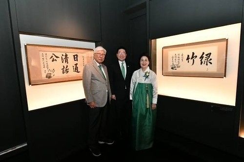 지난해 서울 덕수궁 돈덕전에서 열린 광복 80주년 특별전 ‘빛을 담은 항일유산’ 개막행사에 참석한 이상현 태인 대표 가족모습. 이인정 아시아산악연맹 회장(왼쪽부터), 이상현 대표, 고(故) 구태회 LS전선 명예회장의 딸인 구혜정 여사. 