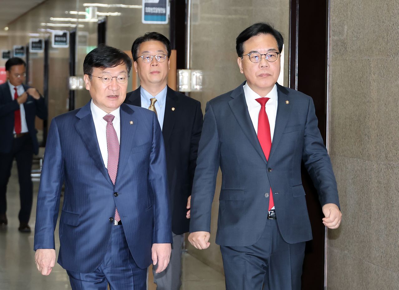 국민의힘 송언석 원내대표(오른쪽)와 정점식 정책위의장(왼쪽)이 30일 국회에서 열린 최고위원회의에 참석하기 위해 입장하고 있다. 연합뉴스