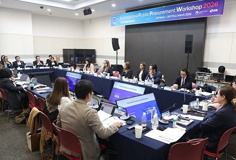 해외 바이어들이 3월 열린 나라장터엑스포 국제공공조달 워크숍에 참여해 K-조달의 우수성에 대해 의견을 나누고 있다. [사진=조달청]