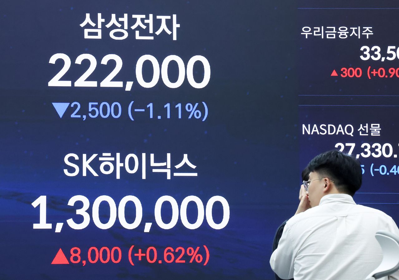 코스피 지수가 연일 사상 최고치를 경신한 28일 오후 서울 중구 우리은행 본점 딜링룸 전광판에 삼성전자, SK하이닉스 종가가 표시되고 있다. 뉴스1