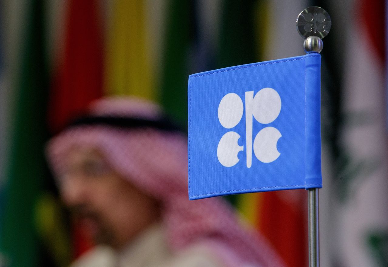 2017년 11월 30일(현지시간) 당시 칼리드 알 팔리흐 석유수출기구(OPEC) 의장 겸 사우디아라비아 에너지 장관이 오스트리아 빈에 위치한 OPEC 본부에서 열린 기자회견에서 OPEC 로고 뒤에 서 있는 모습. EPA=연합뉴스