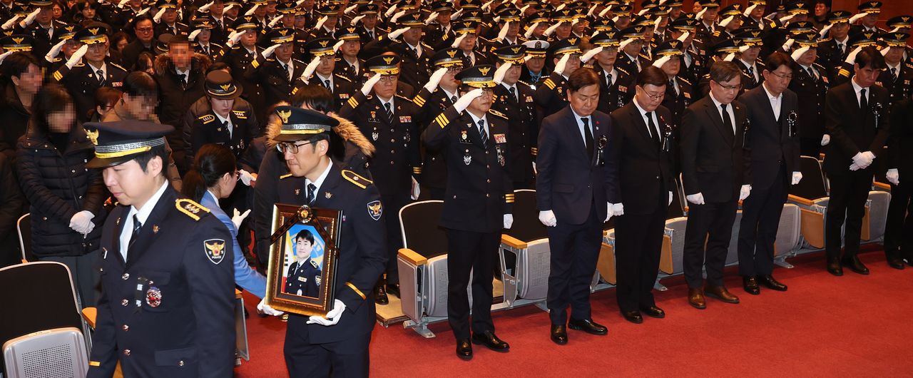 고속도로 교통사고 정리 중 2차 사고로 순직한 故 이승철 경감의 영결식이 치러진 지난 1월 6일 전북 전주시 전북경찰청에서 관계자들이 경례를 하고 있다. 뉴시스
