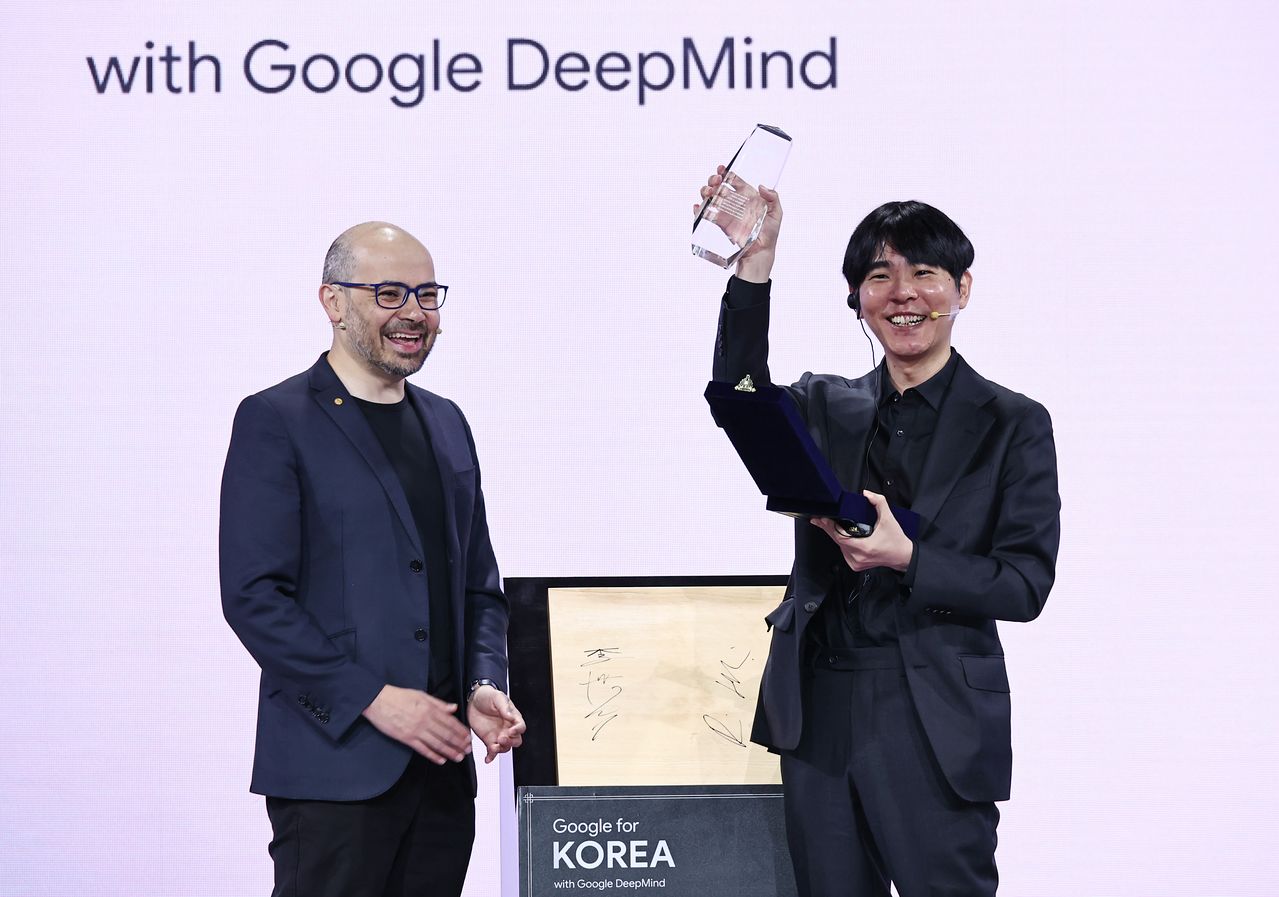 이세돌 9단이 29일 허사비스 구글 딥마인드 CEO가 건넨 감사패를 들어보이며 웃고 있다. [연합뉴스]