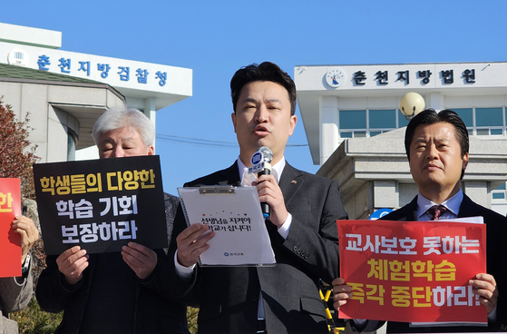 지난해 11월 14일 강원 춘천지방법원 앞에서 열린 강원 현장체험학습 안전사고 관련 2심 재판 결과에 대한 기자회견에서 강주호 한국교원단체총연합회장이 입장을 밝히고 있다. 연합뉴스