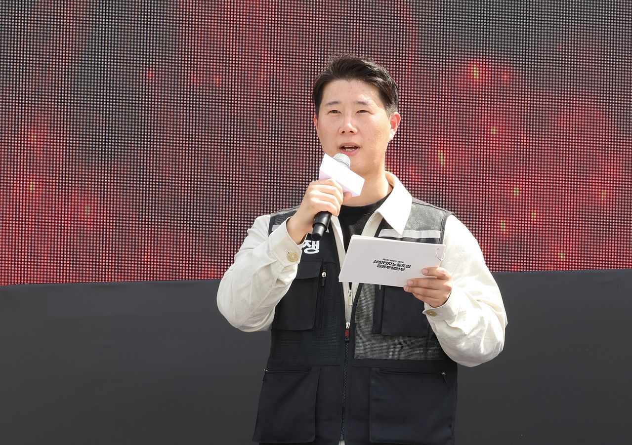 최승호 초기업노동조합 삼성전자 지부 위원장이 지난달 23일 오후 경기 평택시 삼성전자 평택사업장 앞에서 열린 투쟁결의대회에서 투쟁사를 하고 있다. 뉴시스
