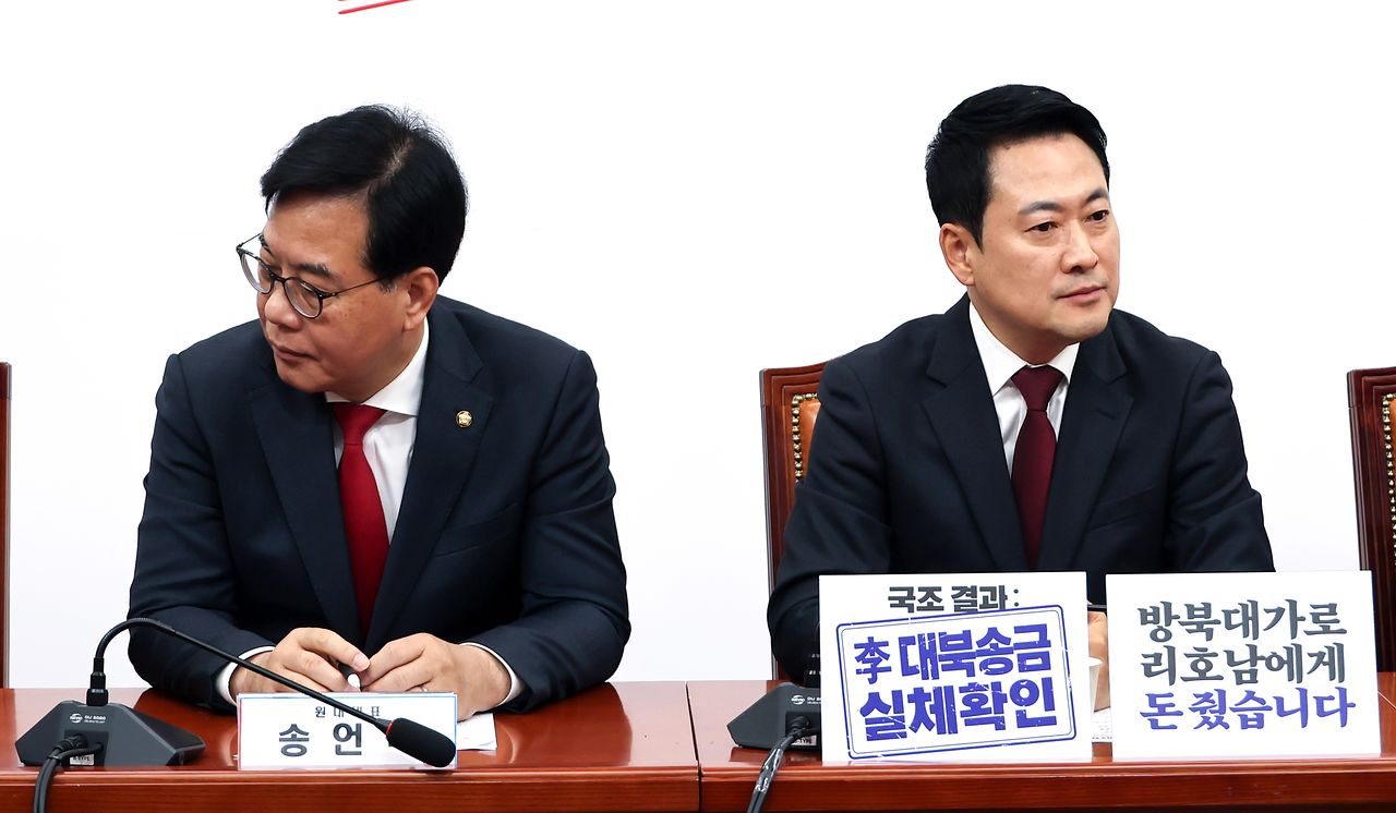 국민의힘 장동혁 대표(오른쪽)와 송언석 원내대표가 30일 국회에서 열린 최고위원회의에서 나란히 자리하고 있다. 연합뉴스