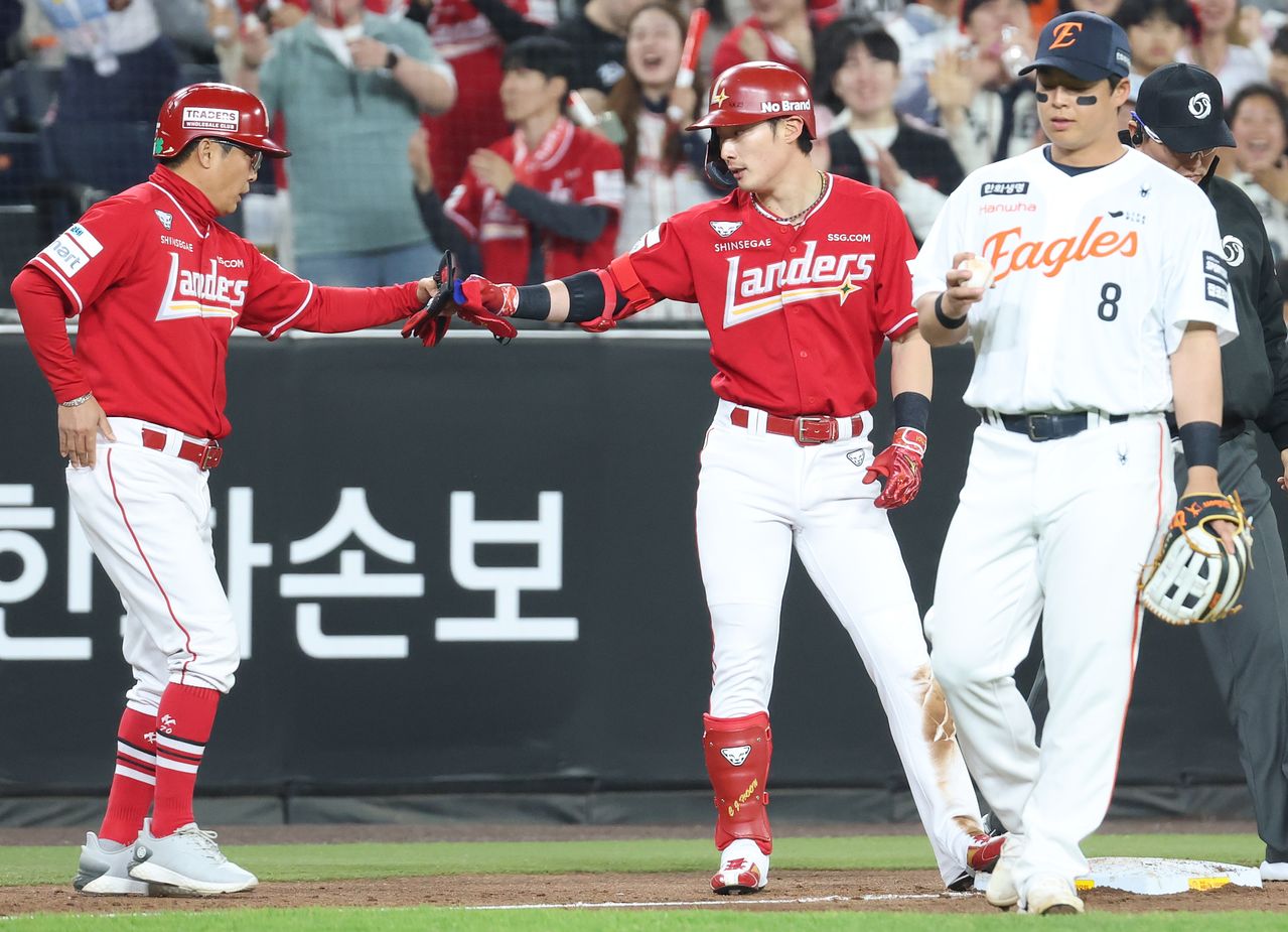 SSG 최지훈(가운데). 뉴스1