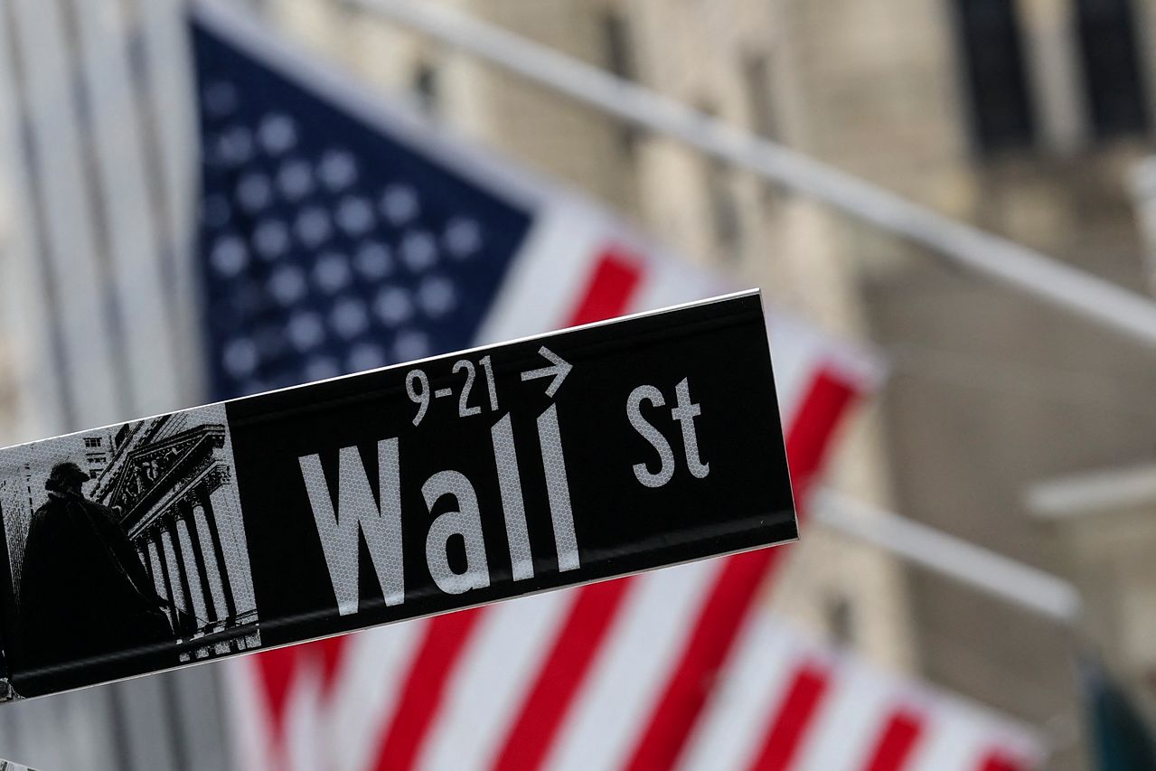 미국 뉴욕증권거래소(NYSE) 근처 월스트리트 표지판 뒤에 성조기가 펄럭이고 있다. 지난달 22일 촬영. AFP=연합뉴스. 