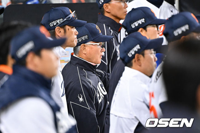 [OSEN=대전, 박준형 기자] 30일 오후 대전 한화생명볼파크에서 2026 신한 SOL KBO리그 한화 이글스와 SSG 랜더스의 경기가 진행됐다. 이날 경기 한화는 류현진을, SSG는 김건우를 선발투수로 내세웠다.8회초 한화 김경문 감독이 경기를 지켜보고 있다.     2026.04.30 / soul1014@osen.co.kr