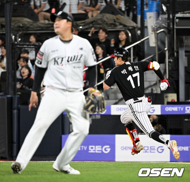 [OSEN=수원, 이대선 기자] 30일 수원 KT위즈파크에서 2026 신한 SOL KBO리그 KT 위즈와 LG 트윈스의 경기가 열렸다.이날 KT는 보쉴리, LG는 임찬규를 선발로 내세웠다.8회초 2사 1,2루에서 LG 박해민이 좌전 적시타를 치고 있다. 2026.04.30 /sunday@osen.co.kr