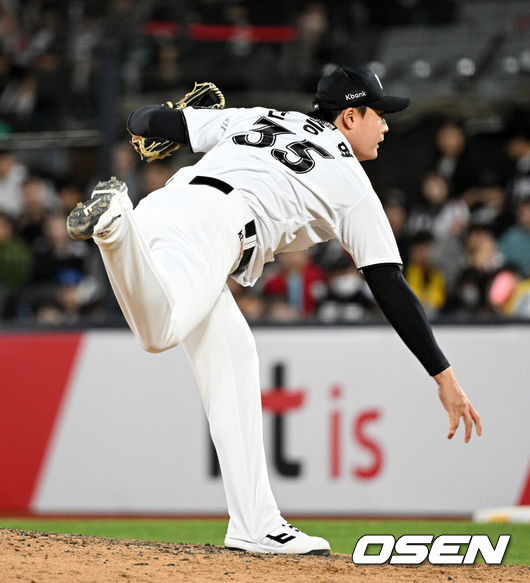 [OSEN=수원, 이대선 기자] 30일 수원 KT위즈파크에서 2026 신한 SOL KBO리그 KT 위즈와 LG 트윈스의 경기가 열렸다.이날 KT는 보쉴리, LG는 임찬규를 선발로 내세웠다.8회초 무사에서 KT 한승혁이 역투하고 있다. 2026.04.30 /sunday@osen.co.kr