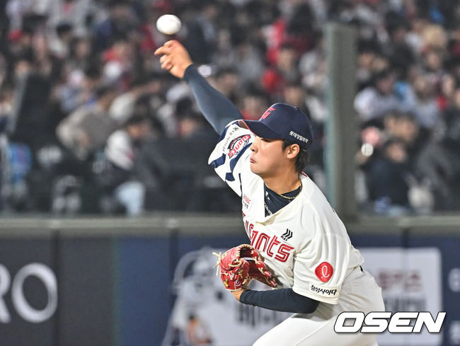 [OSEN=부산, 이석우 기자] 3일 부산 사직야구장에서 2026 신한 SOL KBO 리그 롯데 자이언츠와 SSG 랜더스의 경기가 열렸다. 홈팀 롯데는 로드리게스가, 방문팀 SSG는 화이트가 선발 출전했다.롯데 자이언츠 이민석이 역투하고 있다. 2026.04.03 / foto0307@osen.co.kr