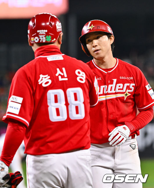 [OSEN=대전, 박준형 기자] 30일 오후 대전 한화생명볼파크에서 2026 신한 SOL KBO리그 한화 이글스와 SSG 랜더스의 경기가 진행됐다. 이날 경기 한화는 류현진을, SSG는 김건우를 선발투수로 내세웠다.6회초 무사 1,3루 SSG 박성한이 역전 1타점 적시타를 날린뒤 송신영 코치와 하이파이브를 하고 있다.     2026.04.30 / soul1014@osen.co.kr