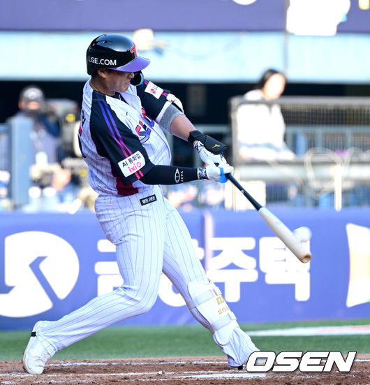 [OSEN=잠실, 최규한 기자] 1일 서울 잠실야구장에서 ‘2026 신한 SOL KBO리그’ LG 트윈스와 NC 다이노스의 경기가 열렸다.홈팀 LG는 앤더스 톨허스트, 방문팀 NC는 토다 나츠키를 선발로 내세웠다. 3회초 2사 1루 상황 LG 송찬의가 달아나는 좌월 투런포를 날리고 있다. 2026.05.01 / dreamer@osen.co.kr