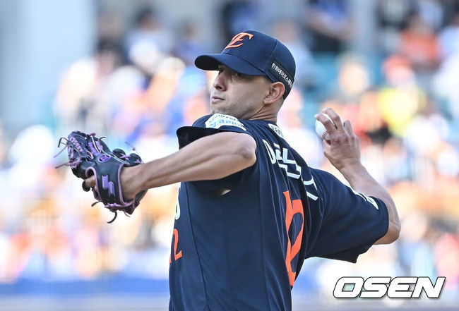 [OSEN=대구, 이석우 기자] 1일 대구삼성라이온즈파크에서 2026 신한 SOL KBO 리그 삼성 라이온즈와 한화 이글스의 경기가 열렸다. 홈팀 삼성은 원태인이, 방문팀 한화는 에르난데스가 선발 출전했다. 한화 이글스 선발 투수 에르난데스가 역투하고 있다. 2026.05.01 / foto0307@osen.co.kr