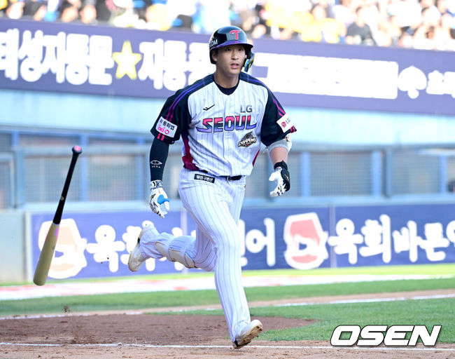 [OSEN=잠실, 최규한 기자] 1일 서울 잠실야구장에서 ‘2026 신한 SOL KBO리그’ LG 트윈스와 NC 다이노스의 경기가 열렸다.홈팀 LG는 앤더스 톨허스트, 방문팀 NC는 토다 나츠키를 선발로 내세웠다. 3회초 2사 1루 상황 LG 송찬의가 달아나는 좌월 투런포를 날리고 그라운드를 돌고 있다. 2026.05.01 / dreamer@osen.co.kr