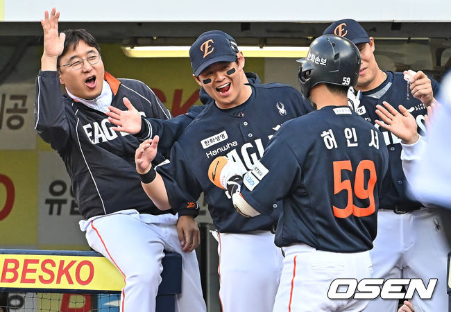 [OSEN=대구, 이석우 기자] 1일 대구삼성라이온즈파크에서 2026 신한 SOL KBO 리그 삼성 라이온즈와 한화 이글스의 경기가 열렸다. 홈팀 삼성은 원태인이, 방문팀 한화는 에르난데스가 선발 출전했다. 한화 이글스 허인서가 2회초 2사 1,3루 좌월 3점 홈런을 치고 동료들의 축하를 받고 있다. 2026.05.01 / foto0307@osen.co.kr