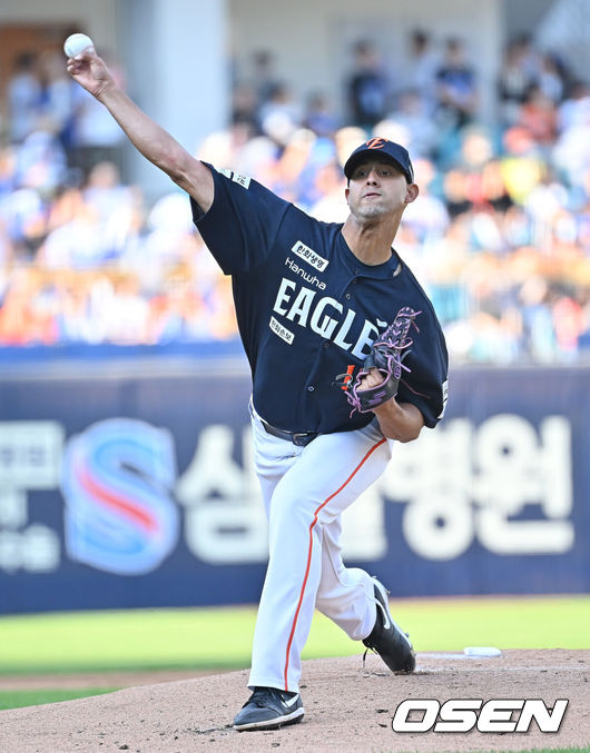 [OSEN=대구, 이석우 기자] 1일 대구삼성라이온즈파크에서 2026 신한 SOL KBO 리그 삼성 라이온즈와 한화 이글스의 경기가 열렸다. 홈팀 삼성은 원태인이, 방문팀 한화는 에르난데스가 선발 출전했다. 한화 이글스 선발 투수 에르난데스가 역투하고 있다. 2026.05.01 / foto0307@osen.co.kr