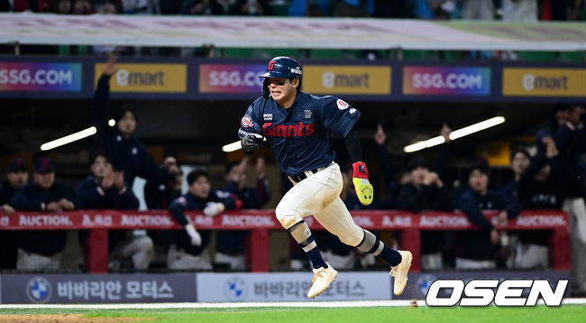 [OSEN=인천, 조은정 기자]1일 오후 인천 문학동 SSG랜더스필드에서 ‘2026 신한 SOL BANK KBO리그’ SSG 랜더스와 롯데 자이언츠의 경기가 진행됐다. 연장 10회초 2사 1,3루에서 롯데 장두성이 박승욱의 2타점 적시 2루타에 득점을 올리고 있다. 2026.05.01 /cej@osen.co.kr