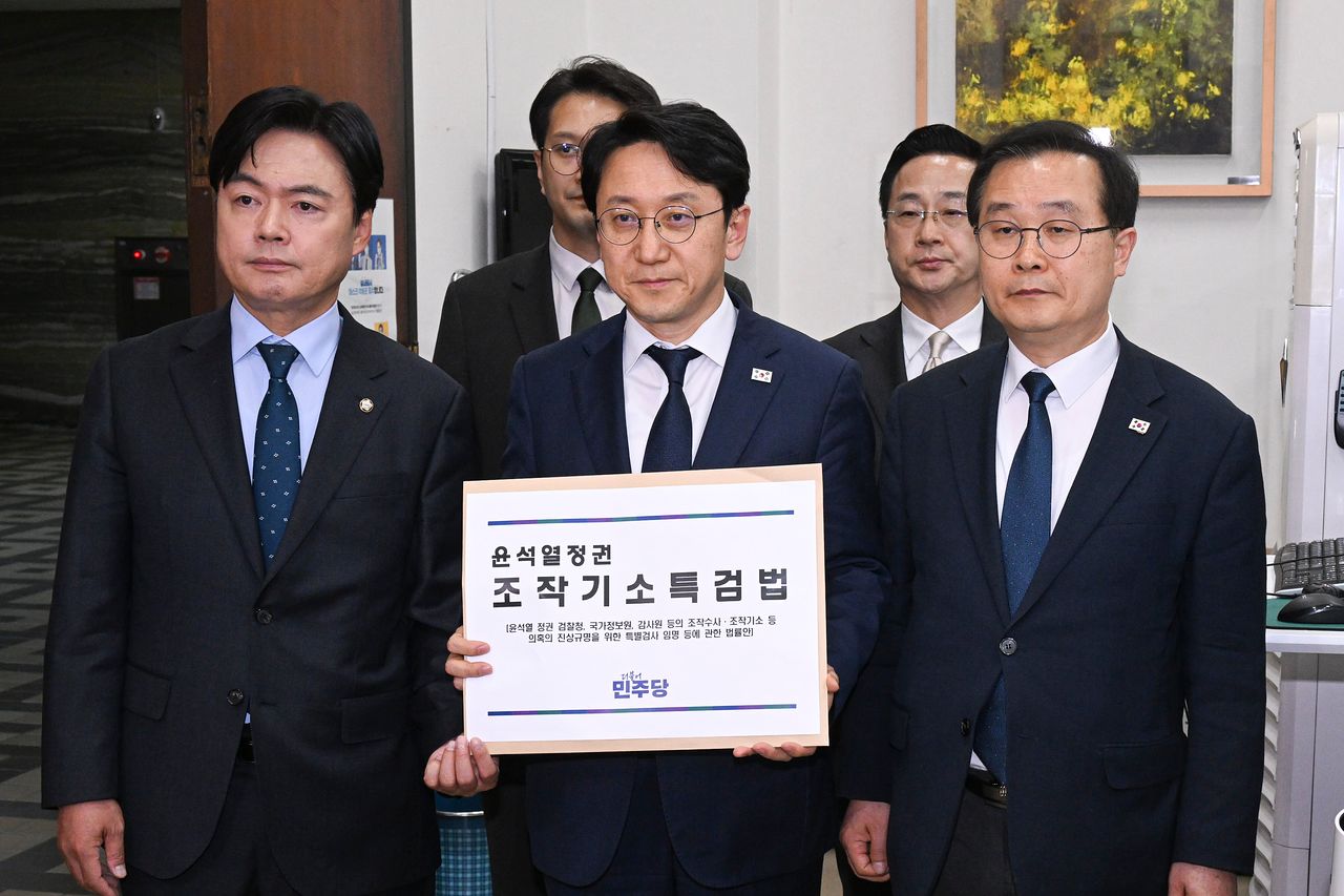 더불어민주당 천준호 원내대표 직무대행과 국정조사특위 위원들이 지난달 30일 국회 의안과에 '윤석열 정치검찰 조작기소 진상규명 특검법'을 제출하고 있다. 연합뉴스