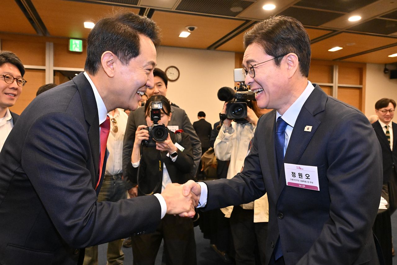 정원오 더불어민주당 서울시장 후보(오른쪽)와 오세훈 국민의힘 서울시장 후보가 30일 서울 중구 대한상공회의소에서 열린 '한국포럼'에 참석해 악수를 하고 있다. 뉴스1