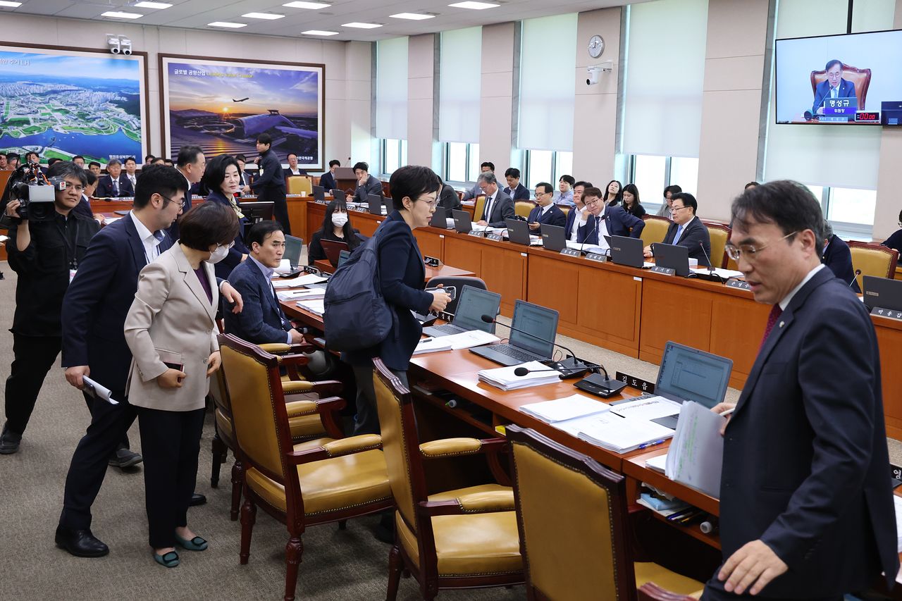 30일 서울 여의도 국회에서 열린 국토교통위원회 전체회의에서 국민의힘 의원들이 법안 처리에 반발하며 퇴장하고 있다. 뉴스1