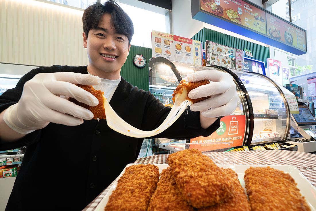 편의점 세븐일레븐은 5월을 맞아 치킨 등 즉석식품 할인 행사를 한다고 29일 밝혔다. 사진은 즉석식품 프로모션을 홍보하는 모습. 연합뉴스