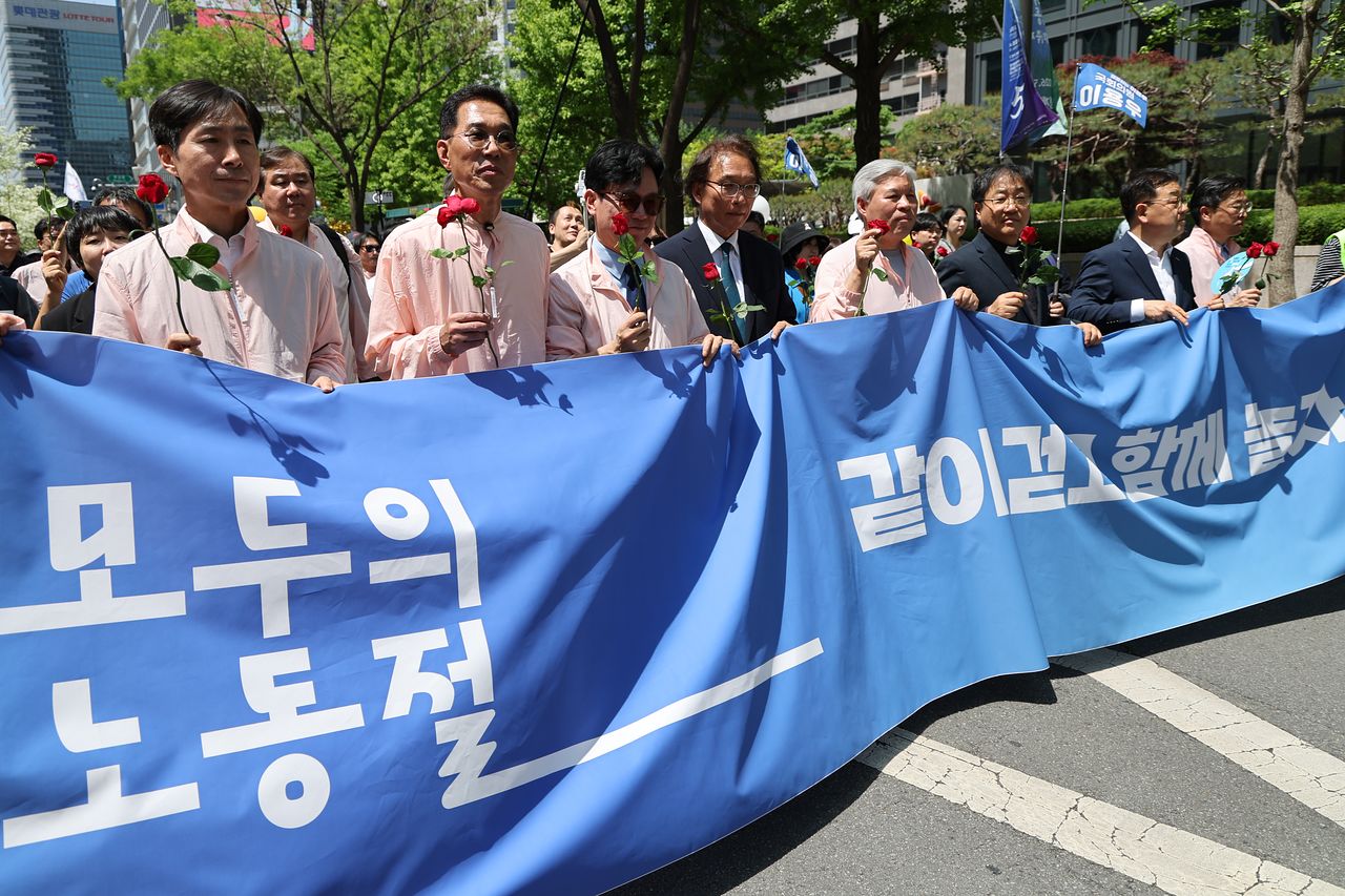 김영훈 고용노동부 장관이 1일 서울 중구 청계광장에서 열린 '이제 다시 모두의 노동절 거리축제 같이 걷고 함께 놀자' 행사에서 5.1km 걷기대회 참가자들과 함께 행진하고 있다. 연합뉴스